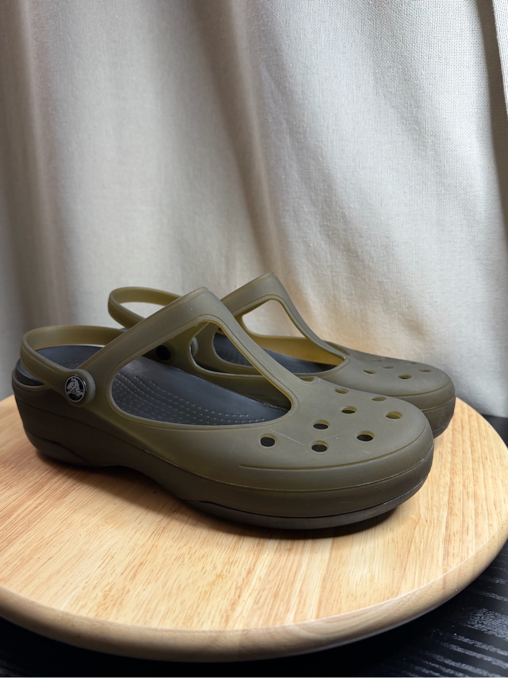 Crocs women’s Carlie Mary Jane Shoes